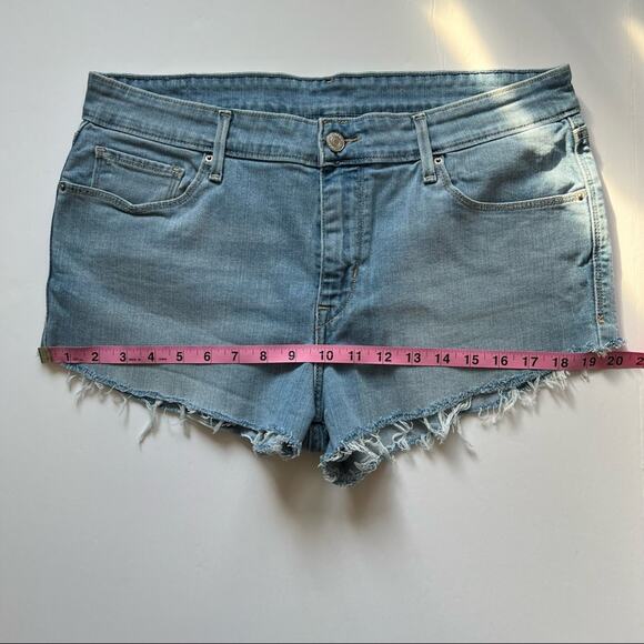 Levi’s Denim Shorts 32 Distressed Hem Mid‎ Rise Cut Off Jean Shorts - Picture 10 of 12